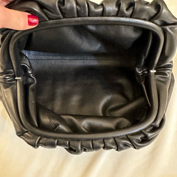 100% authentic Bottega Veneta The Pouch leather clutch. In black. - Picture 5 of 9